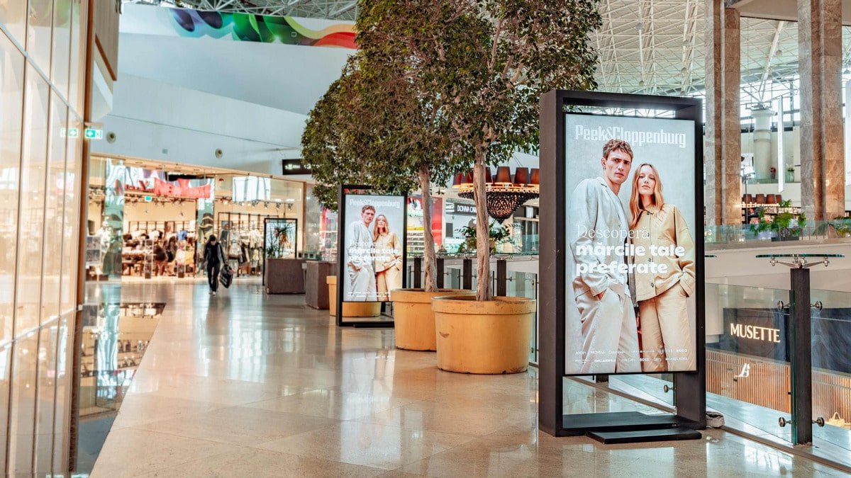 Double-Sided Digital Signs