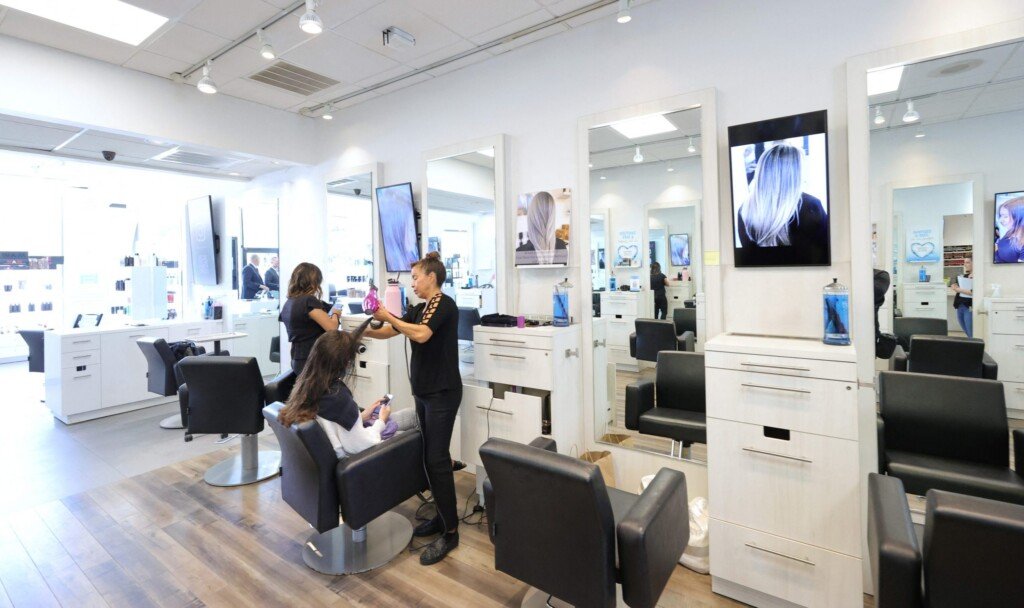 The Benefits of Digital Screens for Hairdressers and Beauty Salons