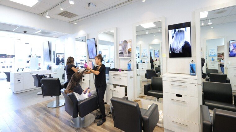 The Benefits of Digital Screens for Hairdressers and Beauty Salons